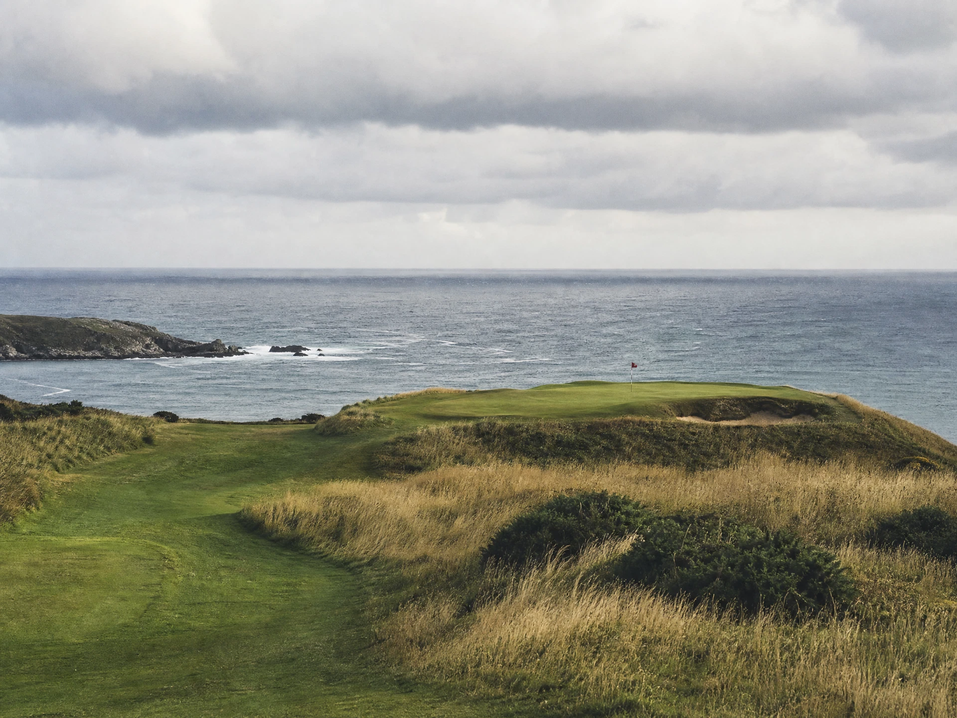 Campo de golf junto a la costa
