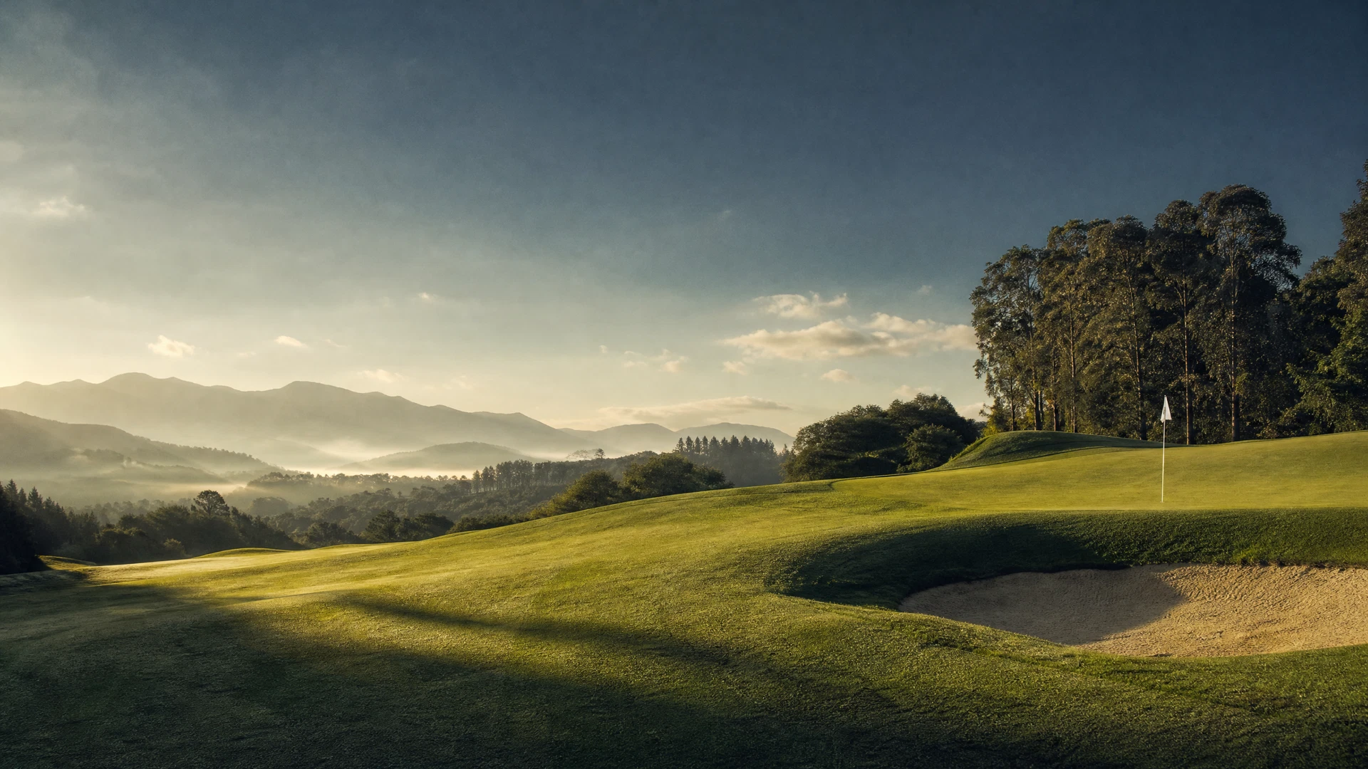Campo de golf español al amanecer